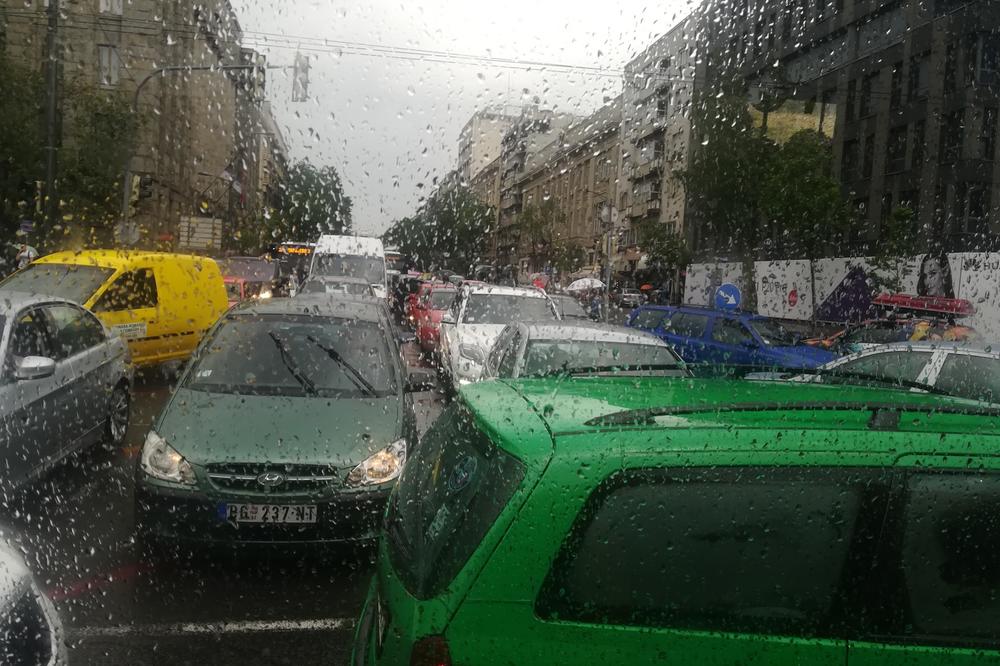 HAOS U CENTRU BEOGRADA: Automobili stoje, ljudi BESNI TRUBE! Totalni kolaps zbog kiše! (FOTO) (VIDEO)