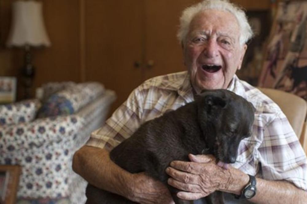 Milt ima 104 godine, a ova kujica je teško bolesna: Njihova priča je PRETUŽNA i PRELEPA u isto vreme! (FOTO)