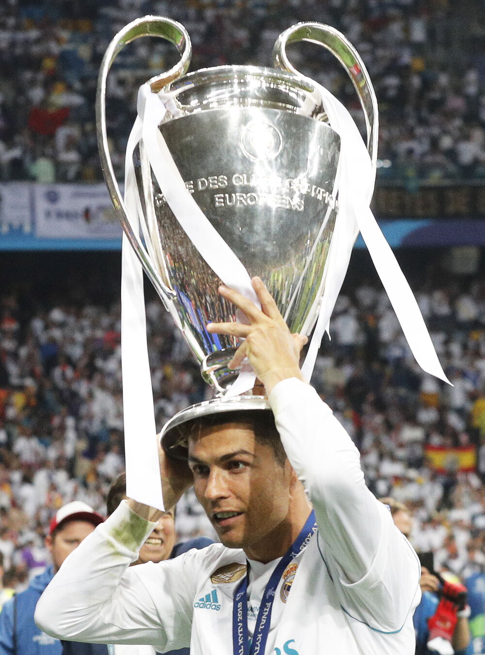 Kristijano Ronaldo sa trofejom Lige šampiona