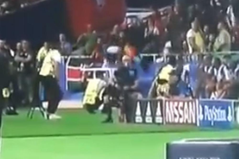ŠTA JE S MOZGOM?! Navijač Reala se zaleteo da uleti na teren posle prvog gola, a onda se strmoglavio preko ograde! (VIDEO)