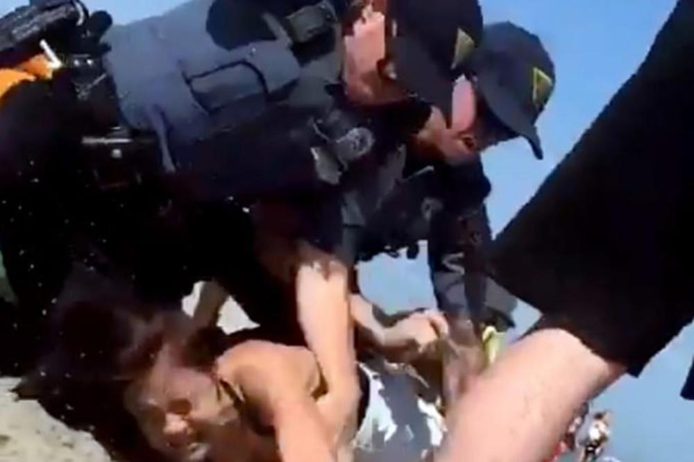 HTELI DA JE LEGITIMIŠU, PA JE PRETUKLI: Policija brutalno udarala devojku pred celom plažom (VIDEO)