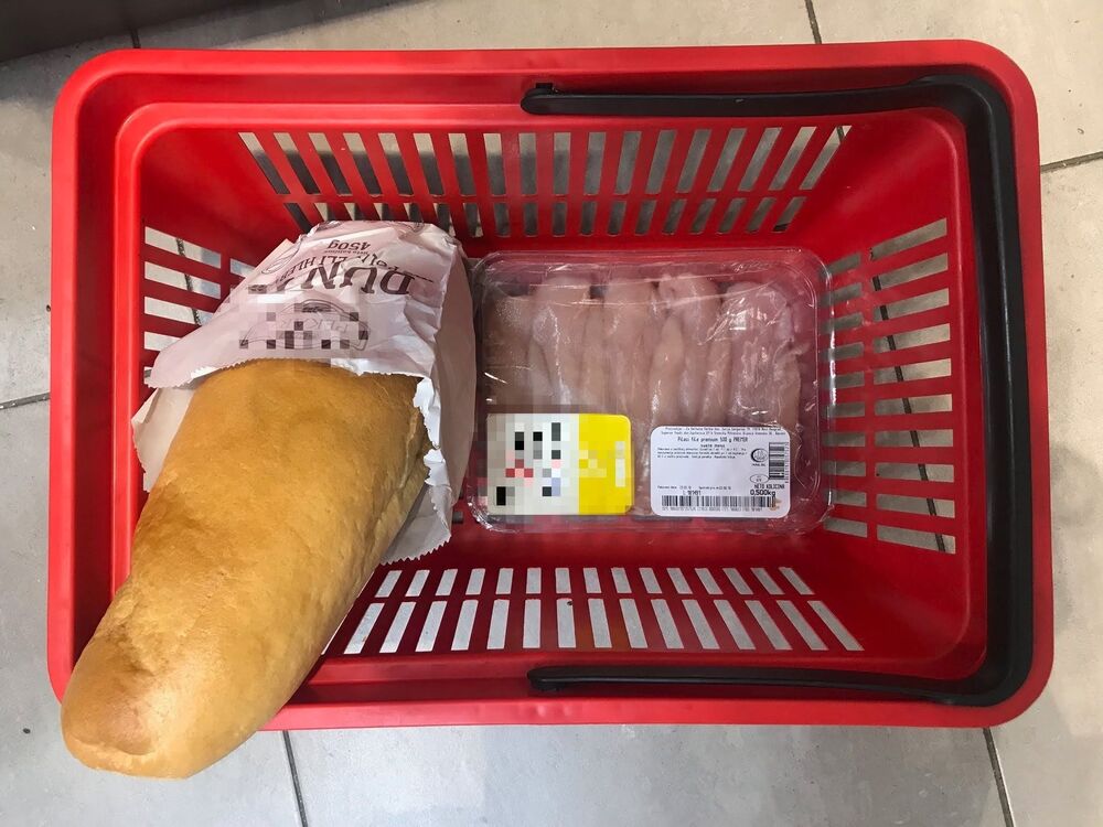 Pola kilograma mesa i jedan hleb u korpi  