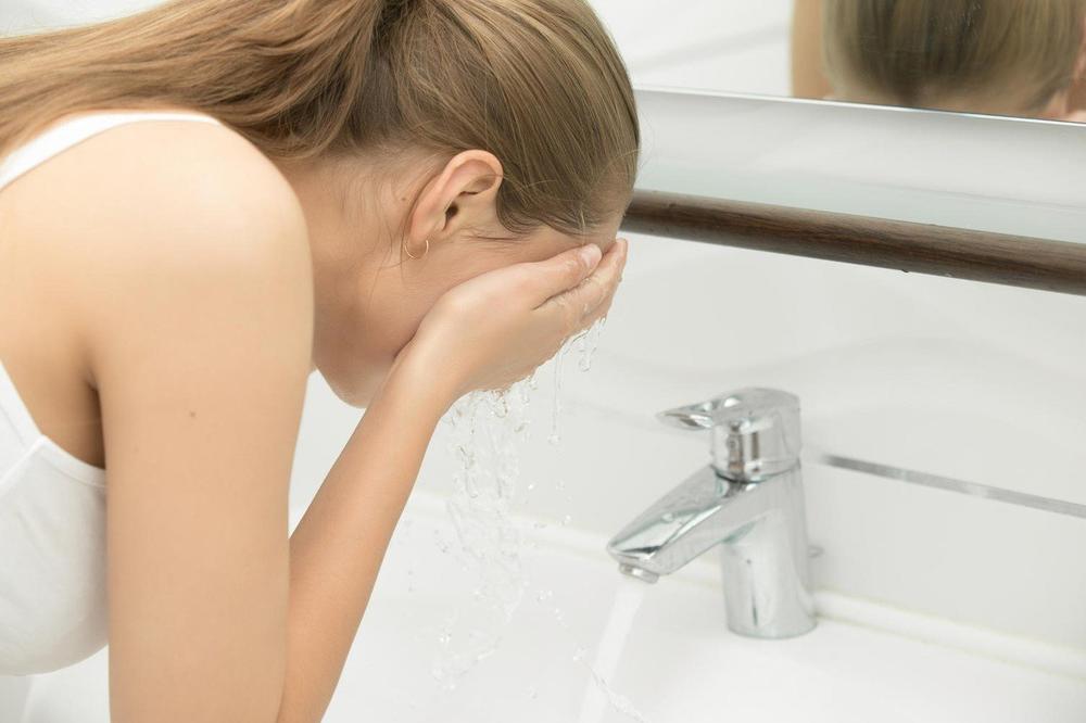 OTKRIVENA TAJNA JAPANSKIH ŽENA: Evo šta se događa kada umijete lice mineralnom vodom!