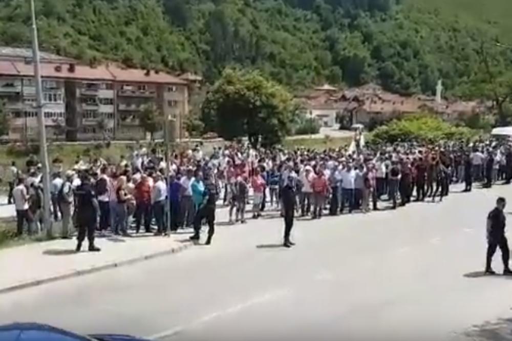 MASOVNI PROTEST MALINARA u Prijepolju, blokiran put ka CRNOJ GORI (VIDEO)