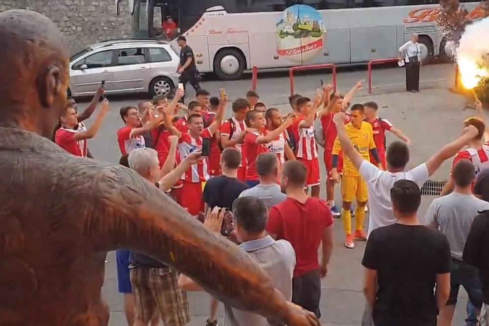 DELIJE DOČEKALE ŠAMPIONE: Baklje ispred spomenika Rajku Mitiću, pesma i slavlje zbog Lige šampiona! (FOTO)