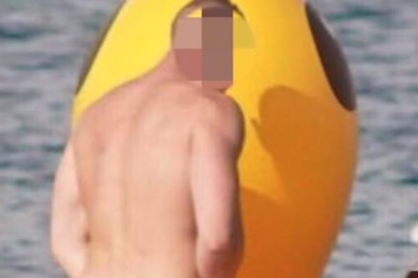 SVE SE VIDI! Mladi par se dohvatio nasred plaže, i to na žutoj patkici na naduvavanje! (VIDEO)