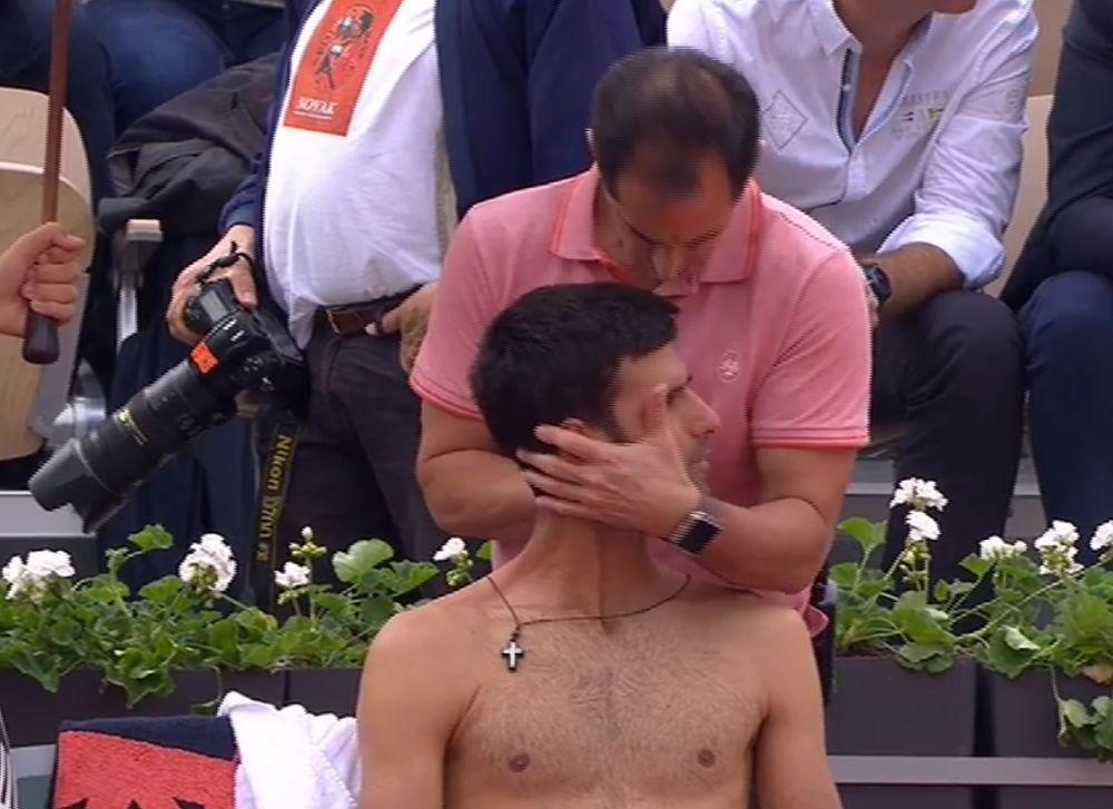 Novak Đoković dobija masažu od fizioterapeuta