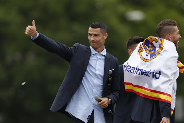 BAŠ GA BRIGA ŠTO GA SELE IZ MADRIDA: Kristijano Ronaldo posetio dečiju bolnicu i oduševio mališane! (FOTO) (VIDEO)