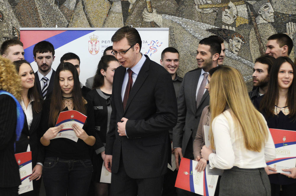 Aleksandar Vučić poručio diplomcima da ostaju u Srbiji i da je menjaju  