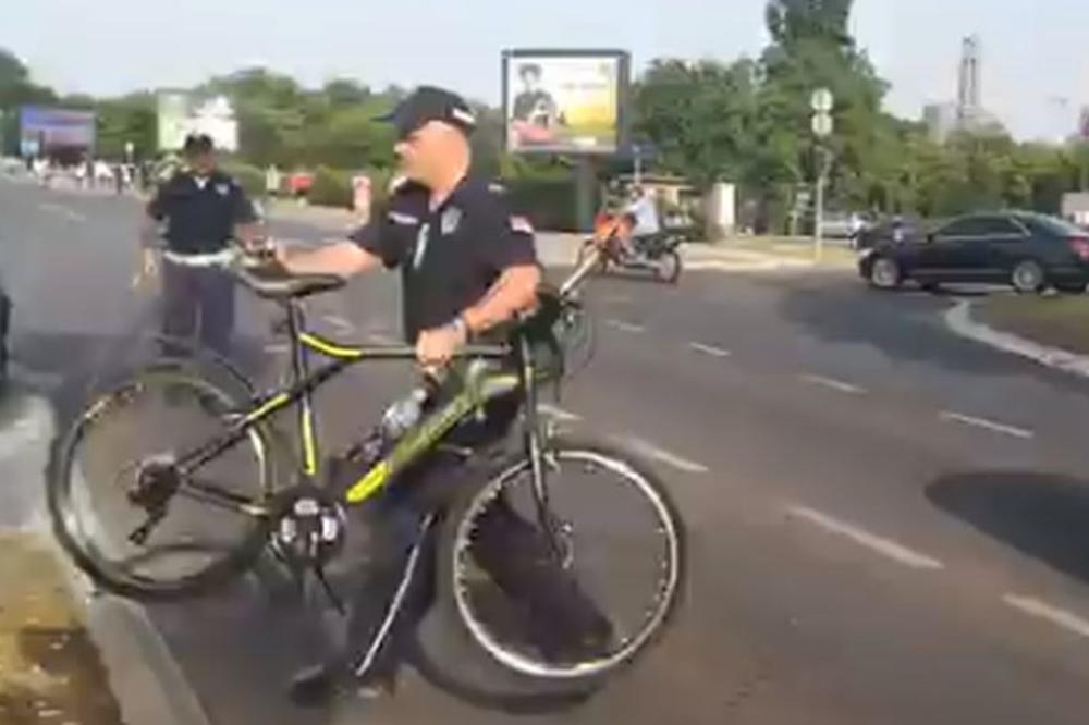 POLICAJAC U BESU BACIO BICIKL GRAĐANA, PA MU SVI APLAUDIRALI?! Na današnjem protestu kod Ušća, biciklisti blokirali put!  (FOTO) (VIDEO)