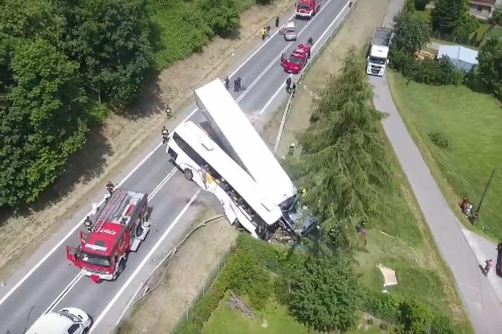 UŽAS U POLJSKOJ: Sudarili se školski autobus i kamion, POVREĐENO 44 LJUDI! (FOTO)