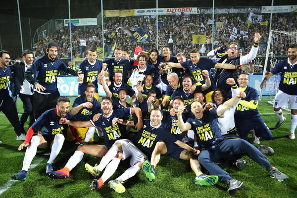 TEK ŠTO SE VRATILA U SERIJU A - PROBLEMI: Parma upletena u nameštanje utakmica, kažnjen i fudbaler zbog sumnjivih SMS poruka! (FOTO)