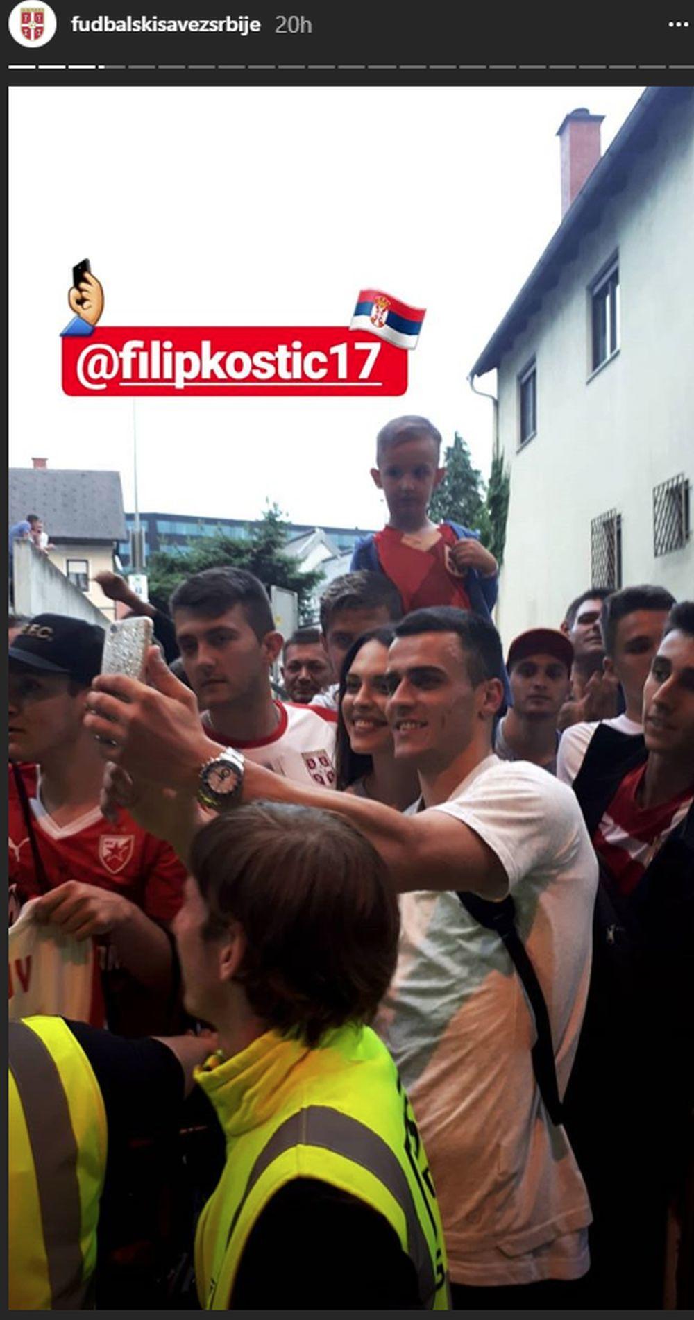 Filip Kostić u zagrljaju atraktivne navijačice  