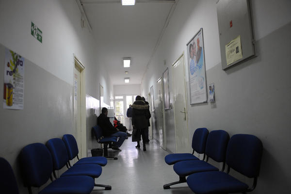HOROR U ZAGREBU: Pacijent ostavljen u ČEKAONICI, porodica ga zatekla MRTVOG?