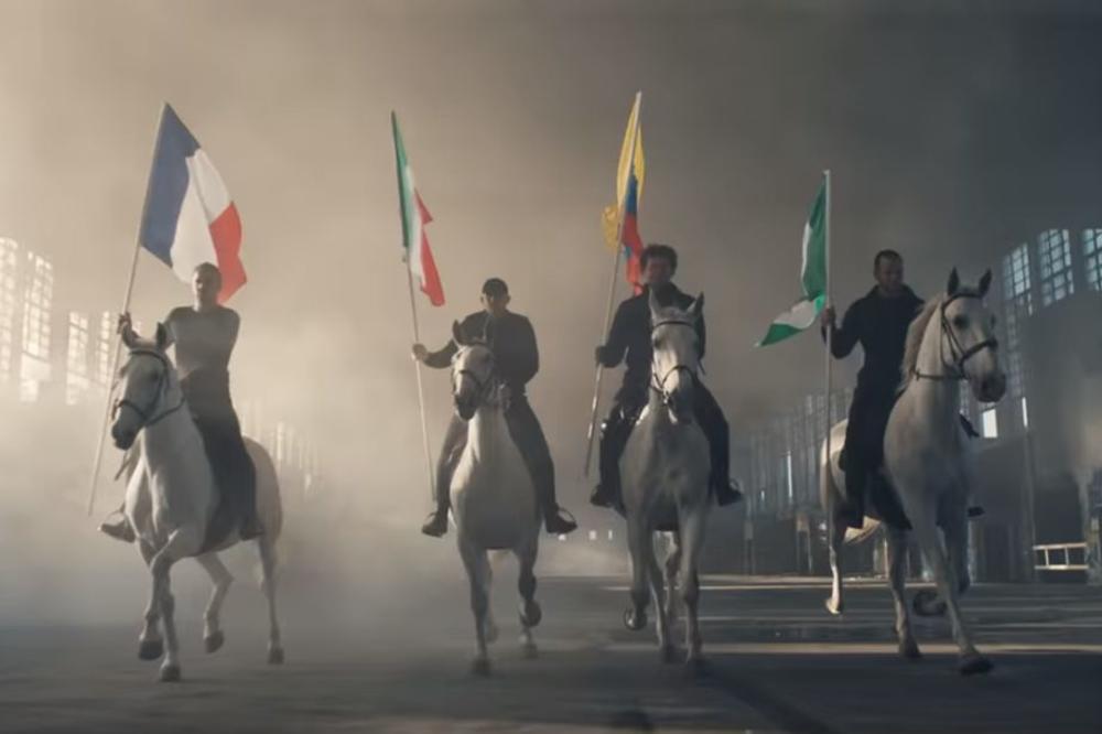 IZAŠAO SPOT ZA ZVANIČNU HIMNU MUNDIJALA: Konjanici, Ronaldinjo, zastave zemalja učesnica, ali mi ne videsmo srpsku! (VIDEO)