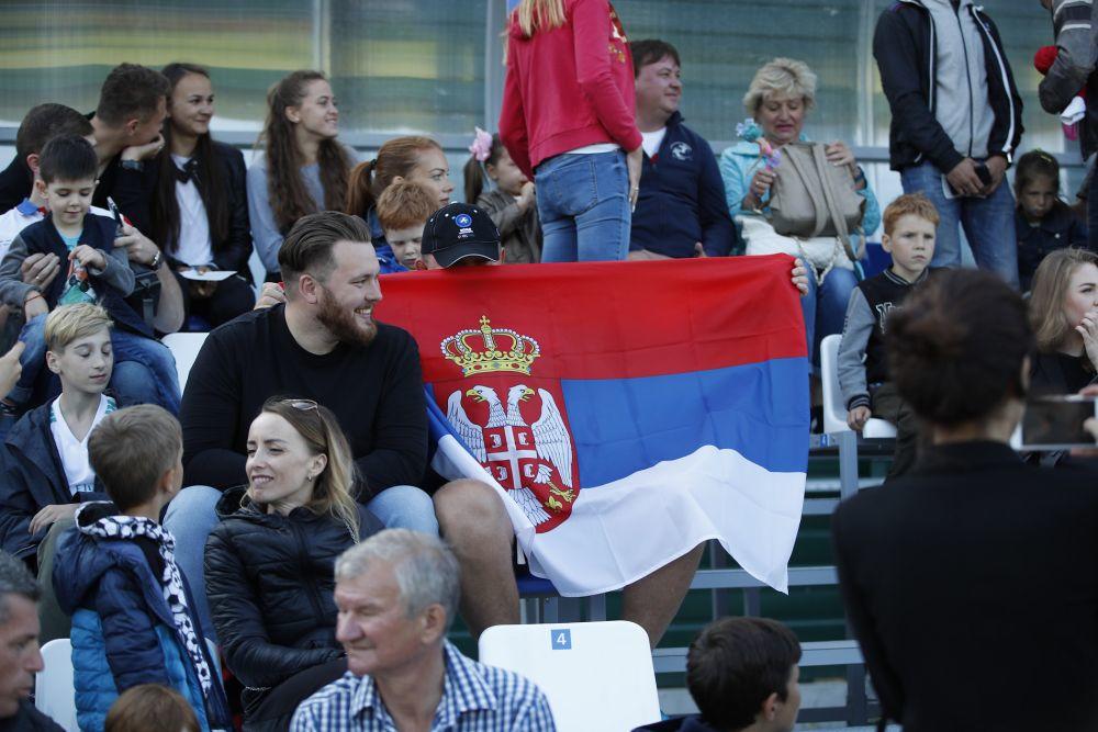 Veliki broj lokalnog stanovništva u Svetlogorsku u obeležjima Srbije došao je na prvi trening reprezentacije  