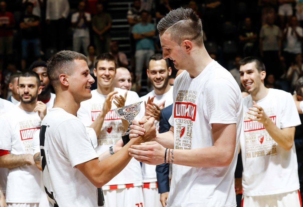 Alen Omić je nagradu za MVP-ija lige dobio iz ruku prijatelja i bivšeg saigrača Nemanje Nedovića  