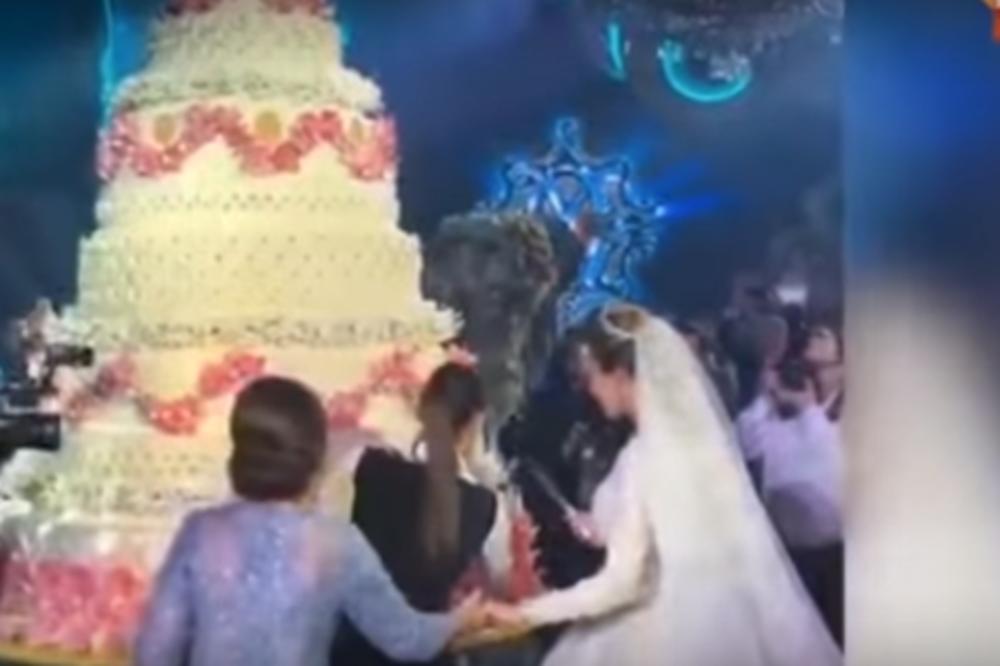 ONO KAD RUSKI TAJKUN ŽENI SINA: Na svadbi pevala Dženifer Lopez, torta do plafona, a kad čujete cenu venčanice...(VIDEO)