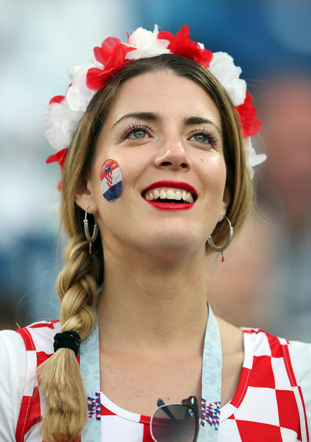 Na stadionu svi gledaju u hrvatske lepotice na tribinama  