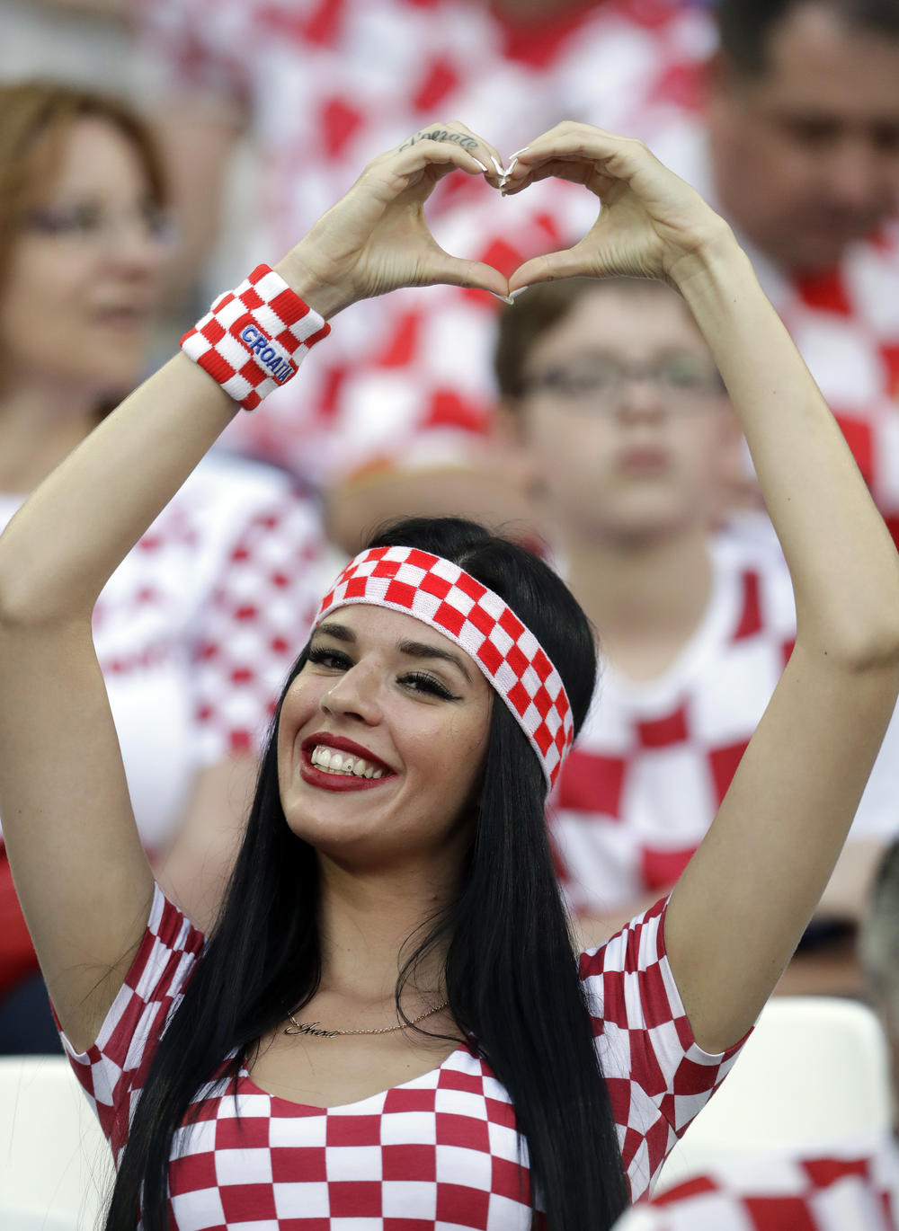 Ova hrvatska lepotica je pokupila veliki broj bliceva pre početka utakmice  