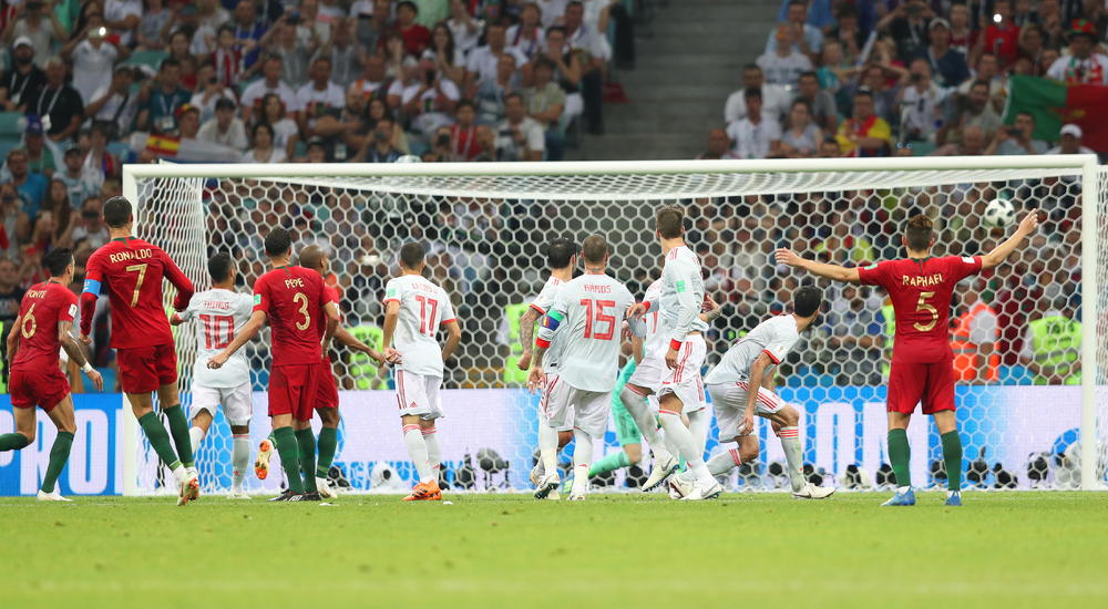 Trenutak kada Ronaldov šut ulazi u gol Španije