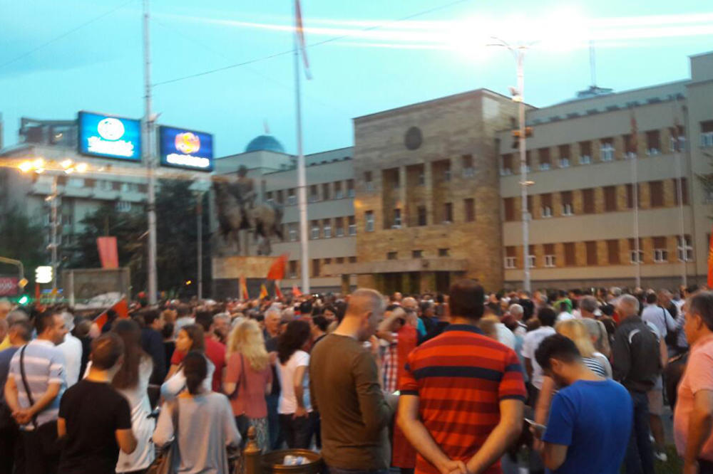 MAKEDONCI NAPRAVILI HAOS ZBOG PROMENJENOG IMENA: Građani protestuju ispred parlamenta, blokiran Skopski bulevar!