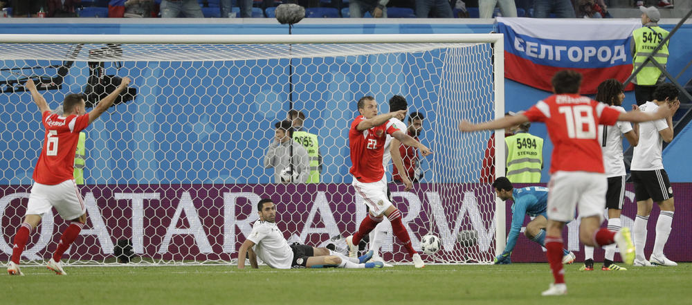Kad već Rusi ne mogu da im daju gol, daće ga kapiten Egipta Ahmed Fathi svom golmanu  