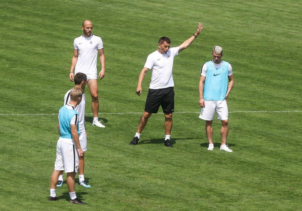 Miroslav Đukić sa fudbalerima na treningu  