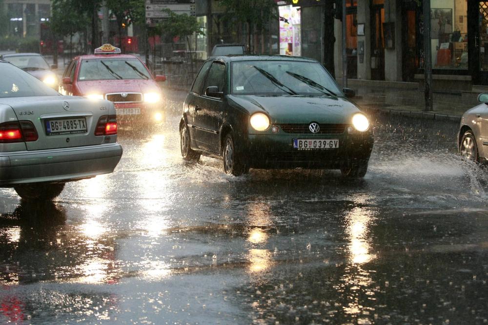 Izbegavajte da vozite po kiši    