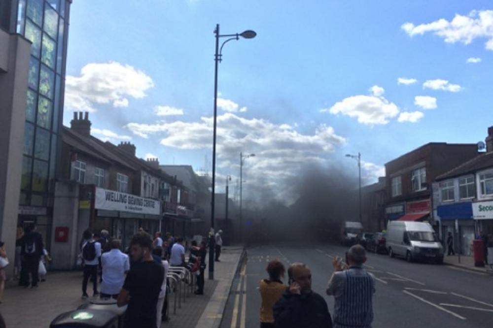 PANIKA U LONDONU: Izbio veliki požar, ljudi se guše po ulici! (FOTO) (VIDEO)