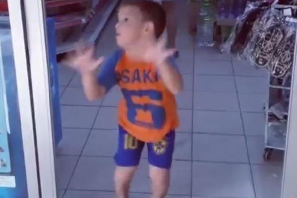 Ovaj snimak postao je HIT NA INTERNETU: Maleni dečak će vas nasmejati do suza! (VIDEO)