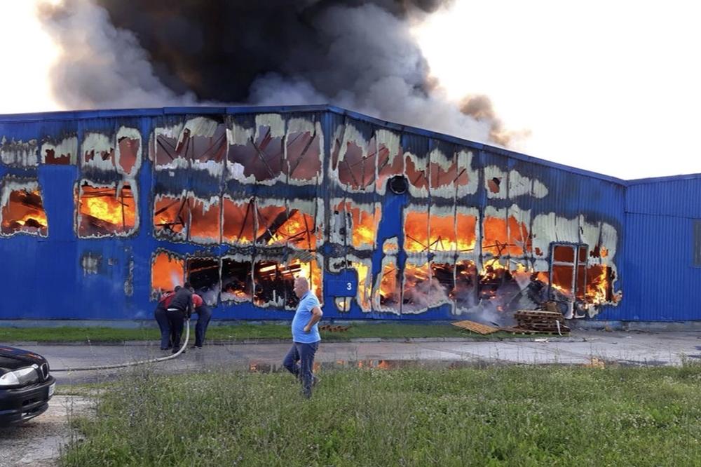 U VATRENOJ STIHIJI IZGOREO MAGACIN, OBLAK DIMA SE NADVIO NAD GRADOM: Požar u Prijepolju progutao fabriku!