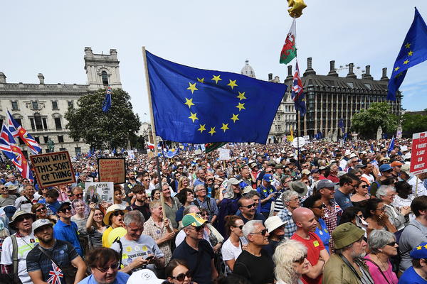 HOĆE PONOVO U EVROPSKU UNIJU: Oko 100.000 ljudi protestovalo u Londonu zbog BREGZITA! (FOTO)