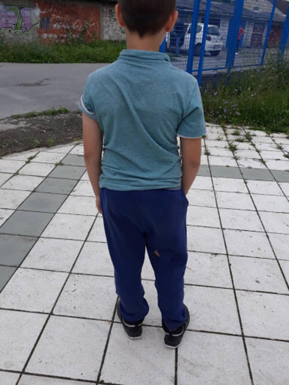 Dečak je izujedan ispred školskog dvorišta  