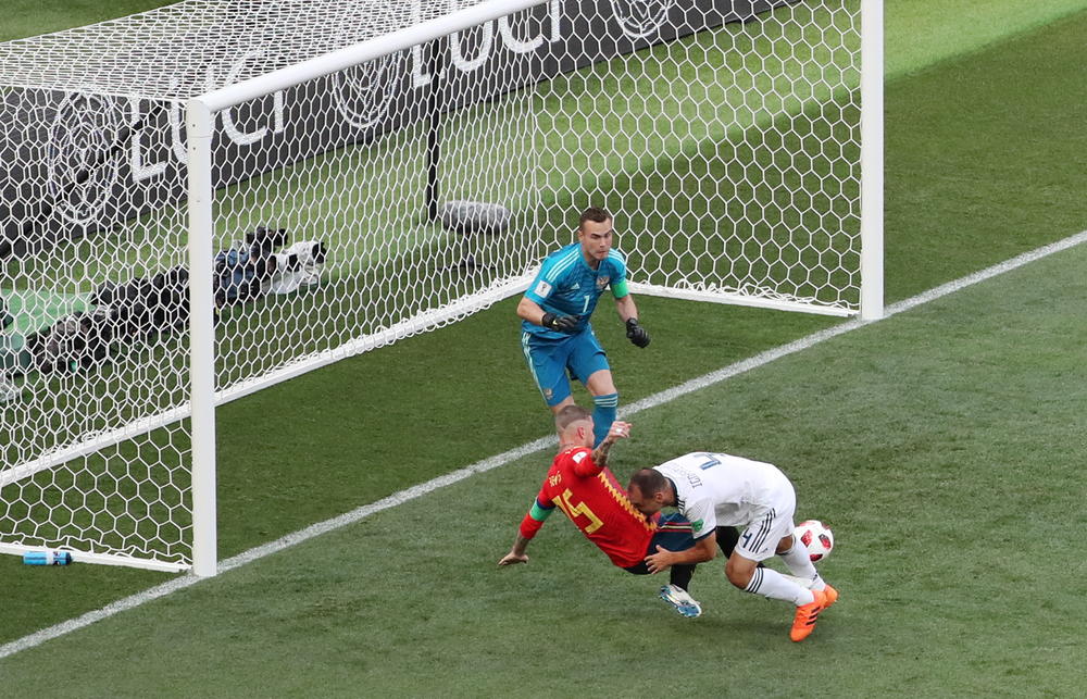 Serhio Ramos postiže neverovatan gol u padu, ali je dilema da li je loptu udario on ili Ignaševič  