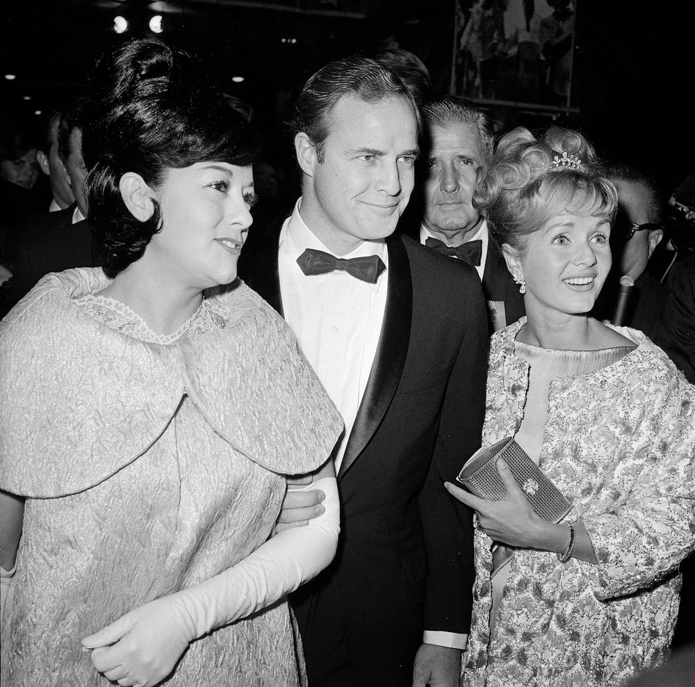 Marlon Brando sa suprugom Kastanedom i koleginicom glumicom  Debi Rejnolds  