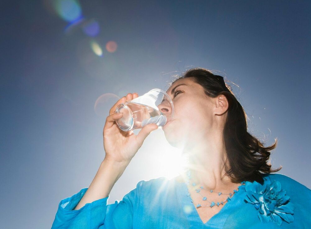 Konzumiranje pola litra vode pre jela podstiče mršavljenje  
