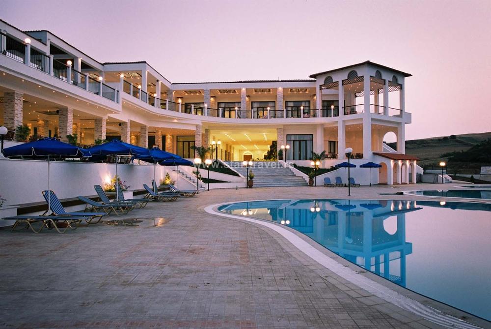Na svega par minuta vožnje od Uranopolisa nalazi se Alexandros Palace, fantastičan hotel sa 5 zvezdica  