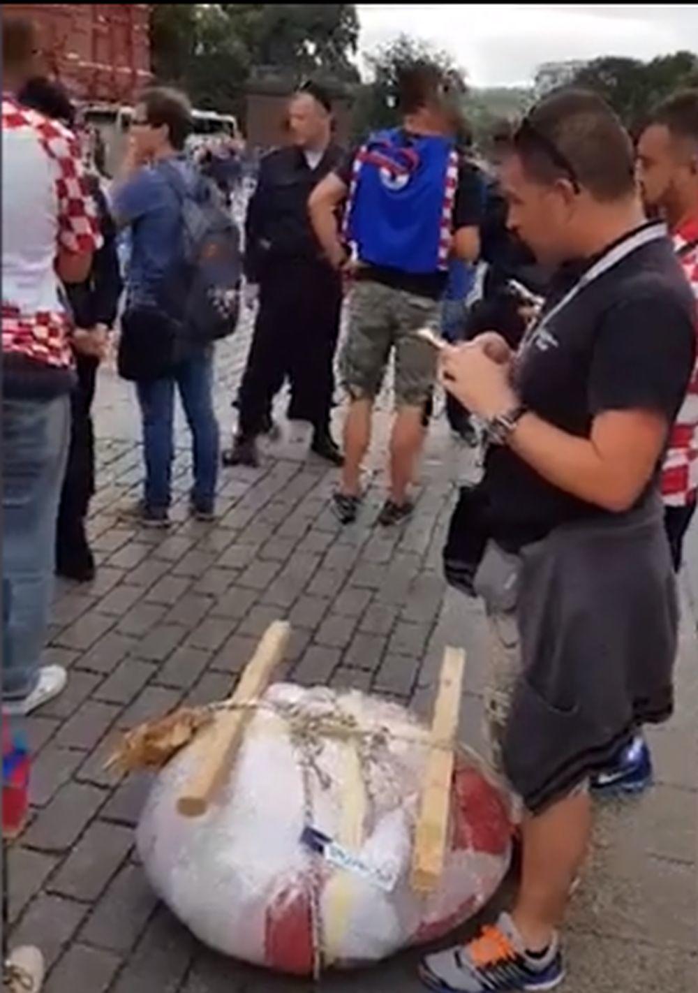 Policija je zabranila navijačima Hrvatske da razviju veliku zastavu na Crvenom trgu  
