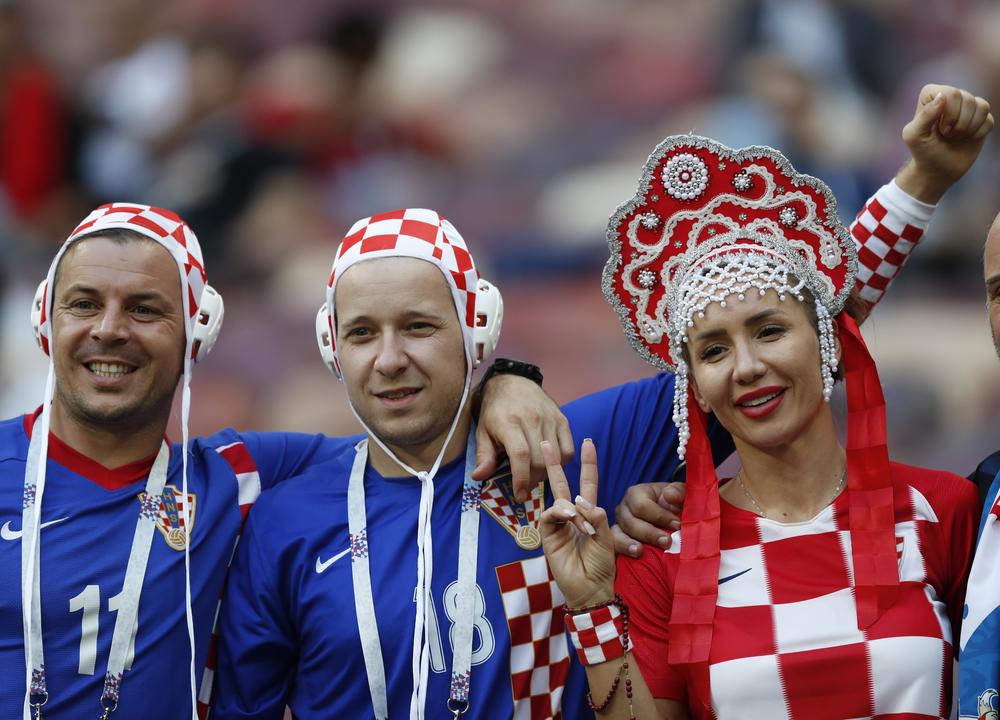 Navijacica hrvatske sa tradicionalnim ruskim ukrasom na glavi