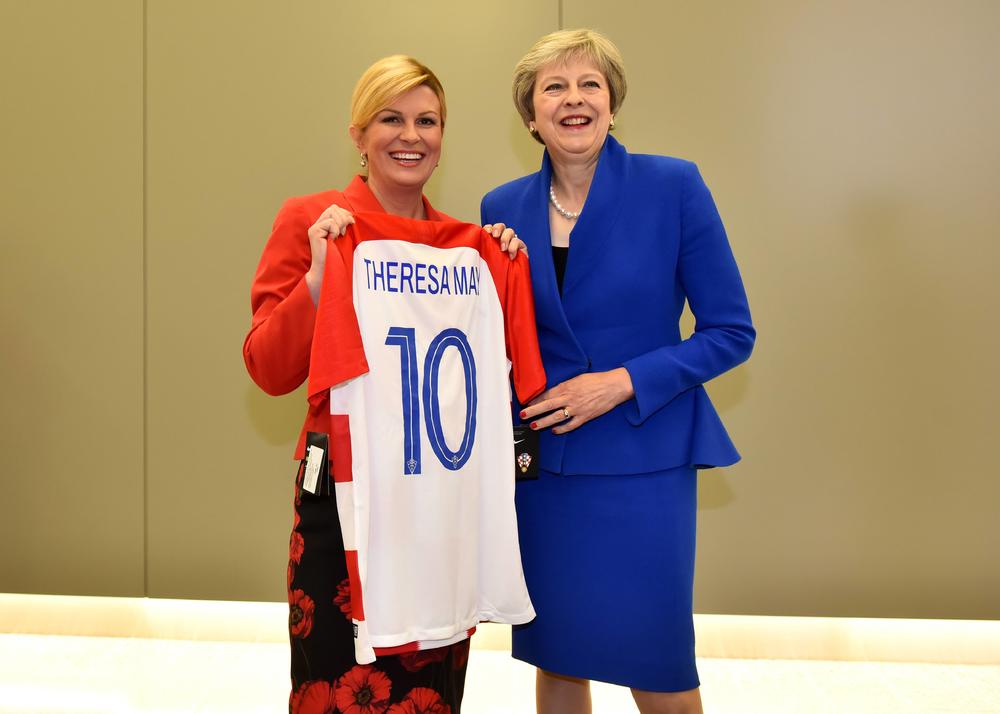 Kolinda Grabar Kitarović je poklonila dres Hrvatske i britanskoj premijerki Terezi Mej  