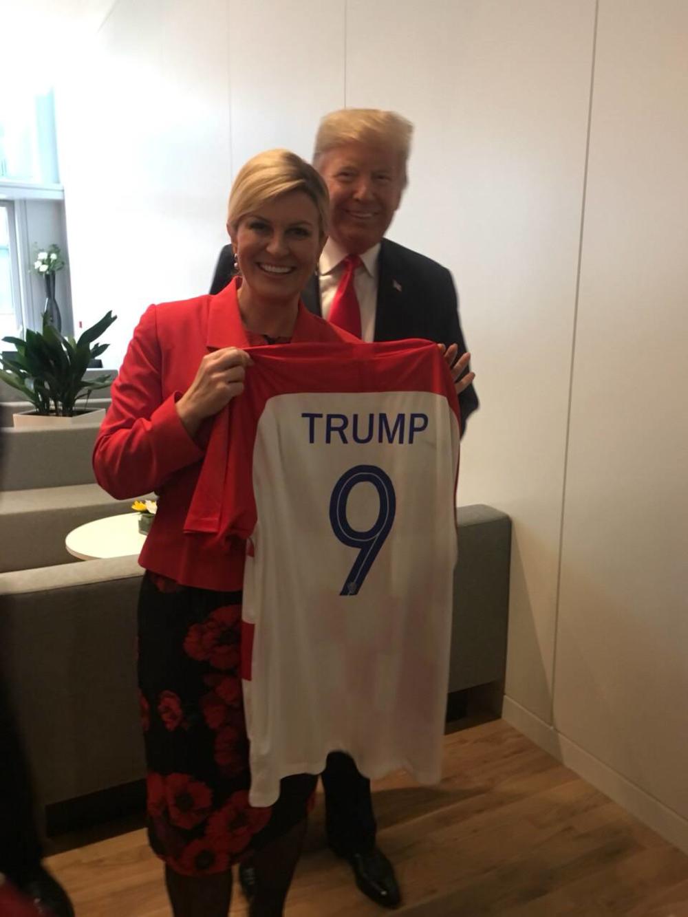 Kolinda Grabar Kitarović je poklonila dres Hrvatske Donaldu Trampu  