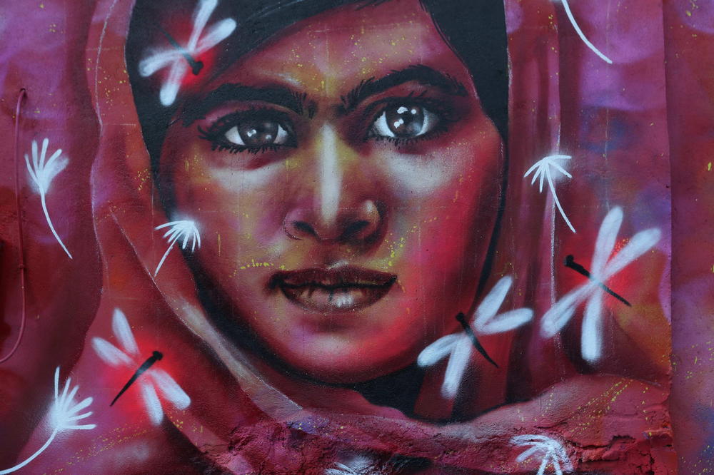 PUCALI SU JOJ U GLAVU KAD JE IMALA SAMO 15 GODINA, a danas je Malala JAČA NEGO IKAD i zarađuje MILIONE! (FOTO)