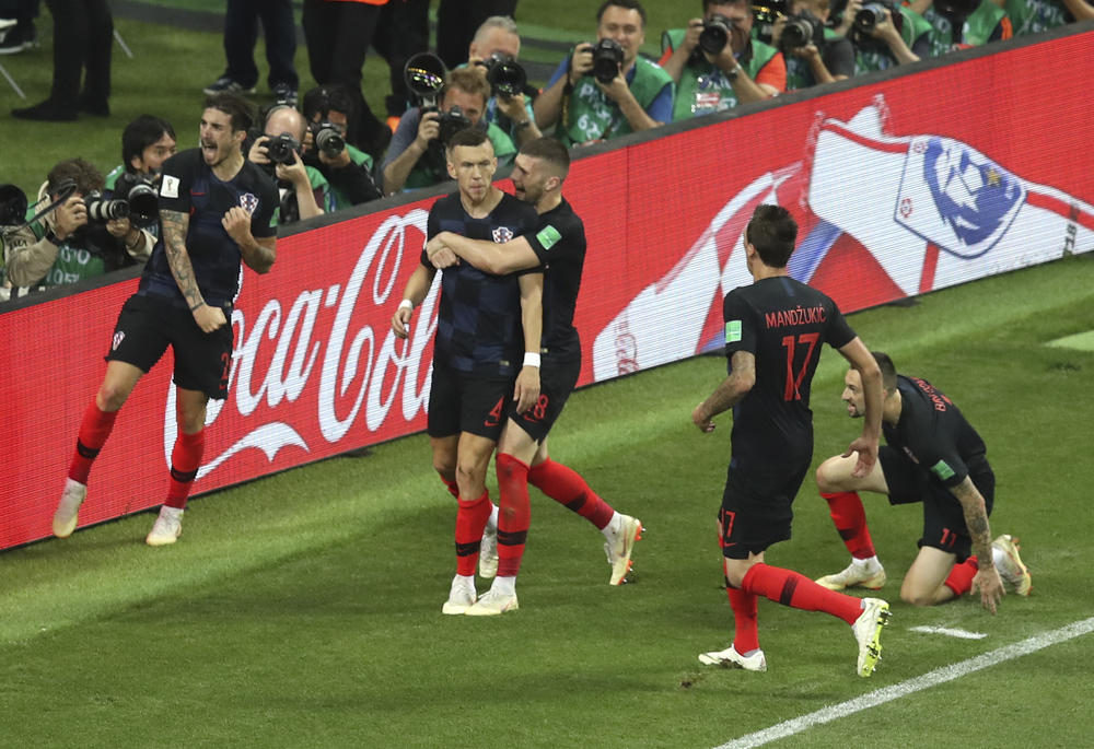 Ivan Perišić slavi gol protiv Engleske  