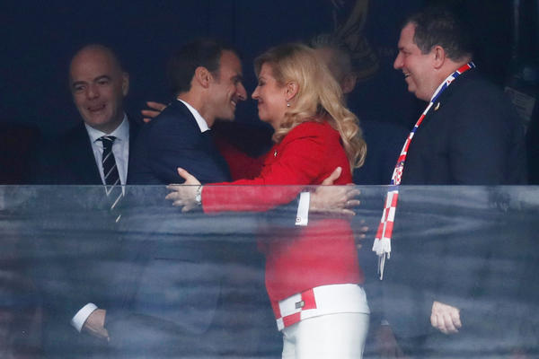 KOLINDA, PAZI SE, ON VOLI STARIJE! Francuski predsednik poleteo da izljubi predsednicu Hrvatske, pa je jedva pustio! (FOTO) (VIDEO)
