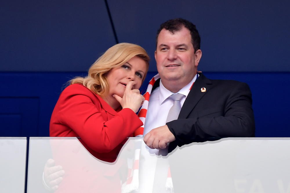 ČEMU TAJ OSMEH, CRNA KOLINDA? A, TEK RUKA? Gledamo, a ne verujemo šta radi predsednica Hrvatske sa Makronom! (FOTO)