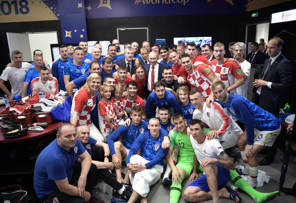 Kolinda Grabar Kitarović, Vladimir Putin, Davor Šuker i hrvatski fudbaleri posle finala Svetskog prvenstva  