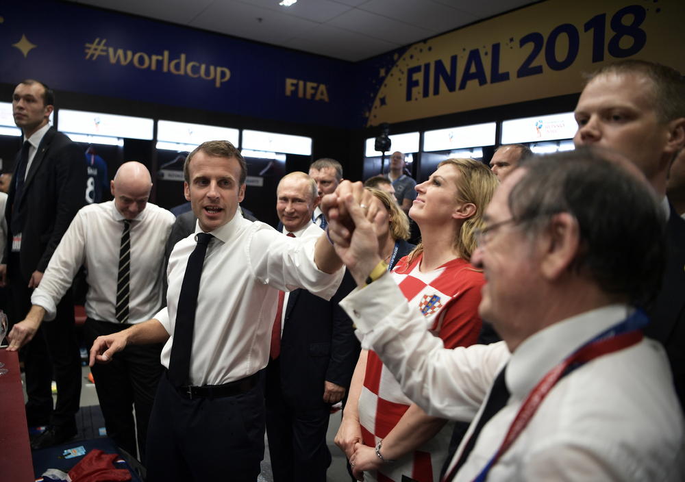 Emanuel Makron sa Putinom i Kolindom u svlačionici Francuske posle finala Svetskog prvenstva  