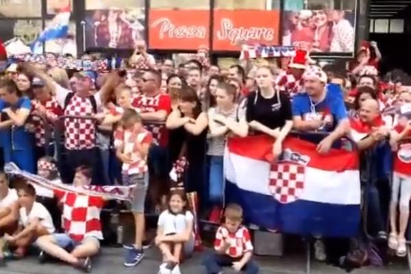 KAO DA SU OSVOJILI MUNDIJAL! Opštenarodno veselje u Zagrebu, čekaju se još samo reprezentativci na trgu! (FOTO) (VIDEO)