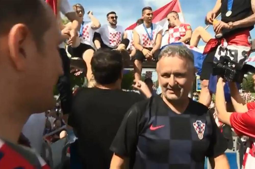 MI KNINDŽU NISMO ZVALI NA DOČEK ORLIĆA! Hrvati uz Tompsona slave drugo mesto, najveći Srbomrzac se popeo na autobus sa fudbalerima! (FOTO) (VIDEO)